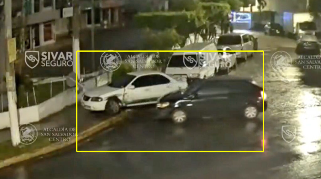 Conductor a toda velocidad pierde el control y choca contra un carro estacionado