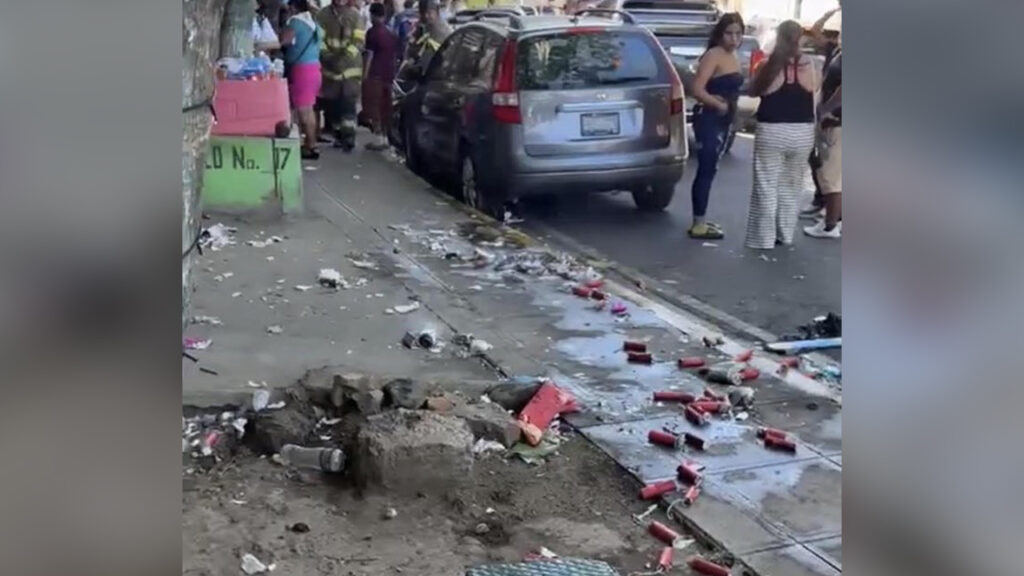 Bolsa llena de cuetes explota en plena calle en Sonsonate