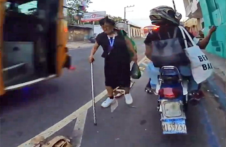 Denuncian a motociclista por invadir ciclovía y ser apático con una persona de la tercera edad
