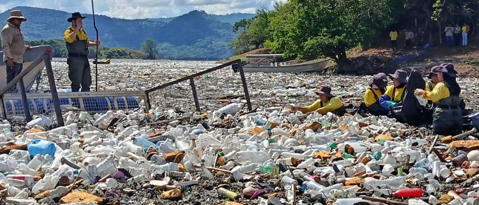 Toneladas de basura siguen siendo eliminadas del lago Suchitlán