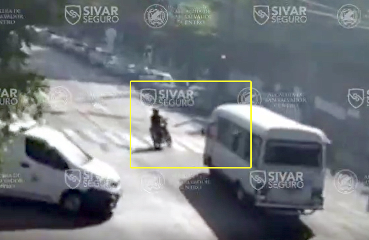 Momento del múltiple accidente registrado esta mañana sobre la Roosevelt, San Salvador