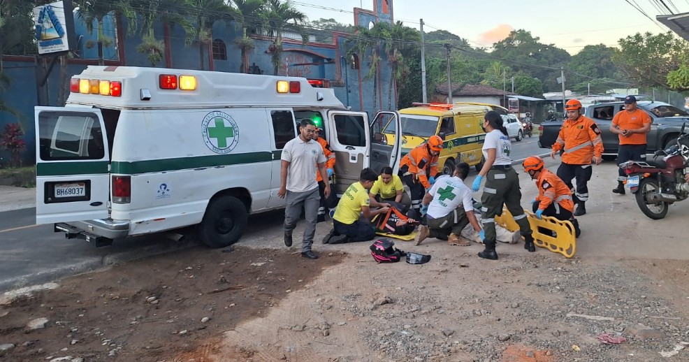 Pareja en moto resulta lesionada tras ser impactada por un vehículo en Santa Ana