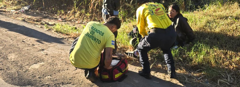 Motociclista resulta lesionado tras ser impactado por un vehículo