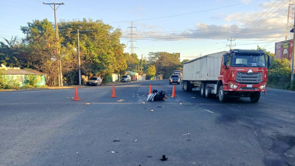 Motociclista se estrella contra una rastra en Acajutla y pierde la vida