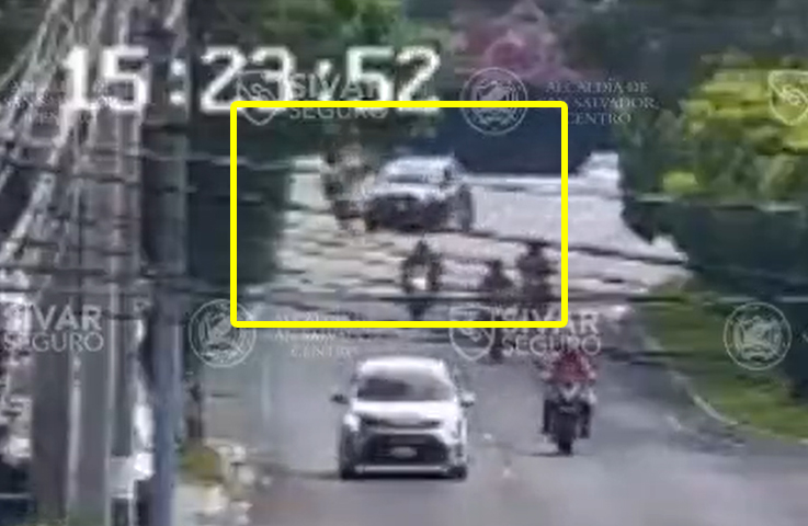 Motociclista sale disparado por los aires tras ser impactado por un vehículo particular