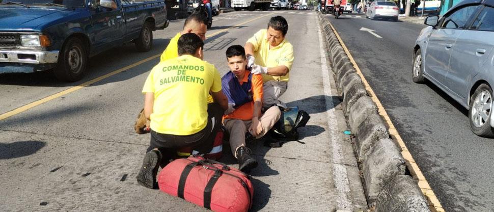 Socorristas atienden a motociclista accidentado en la Juan Pablo II