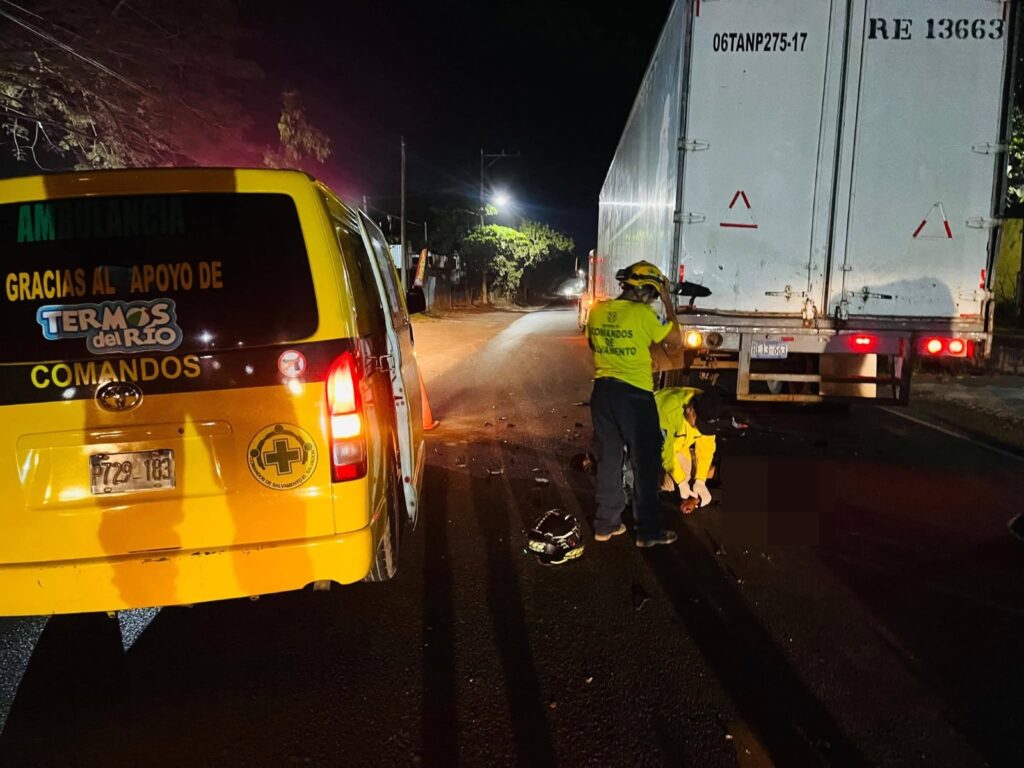 Motociclista fallece tras chocar contra rastra en las cercanías del redondel Claudia Lars
