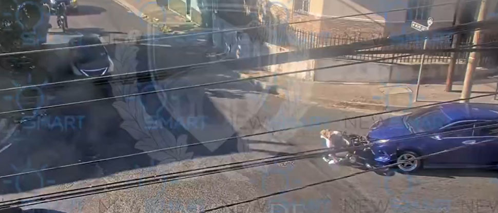 Motociclista es golpeado por vehículo en Santa Tecla