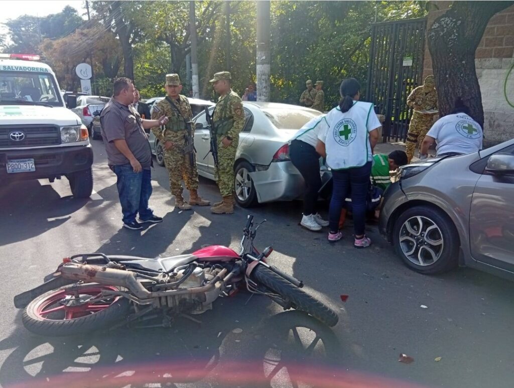 Motociclista resulta lesionado tras múltiple accidente sobre la Roosevelt en San Salvador
