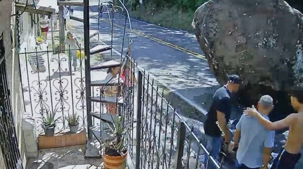 Colombia: hombre se salva de ser aplastado por enorme roca en Antioquia