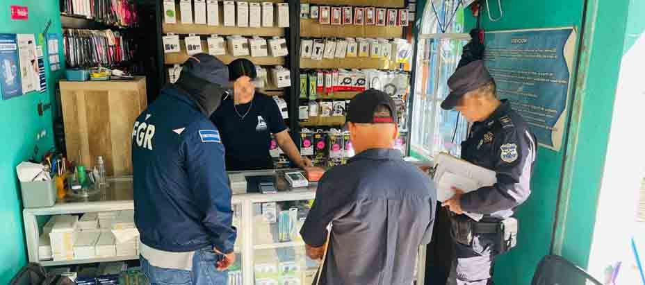 Realizan operativos en lugares que venden y reparan celulares de manera ilícita en Chalatenango