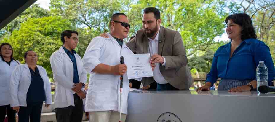Hombre de baja visión se gradúa de Centro de Formación Laboral de San Salvador