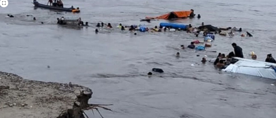 Perú: 12 fallecidos y más de 30 desaparecidos por el derrumbe de un barranco sobre dos barcos