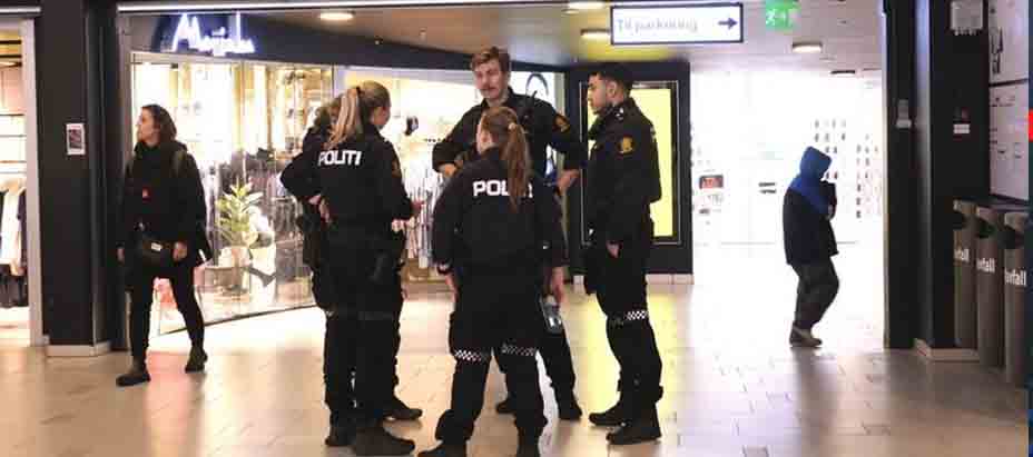 NORUEGA: sujeto sube al techo de un centro comercial para iniciar un tiroteo