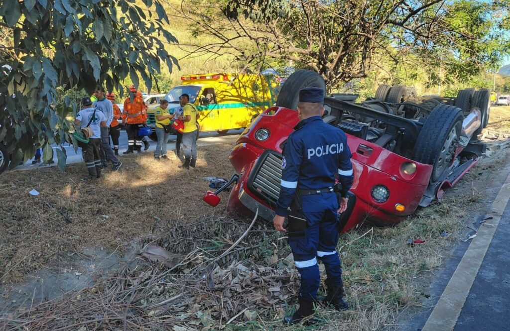 Rastra cargada de cemento vuelca en Ciudad Arce