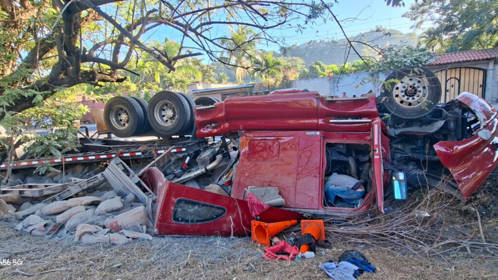 Conductor de camión resulta lesionado tras volcar en la Panamericana