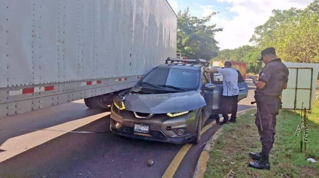 Choque entre rastra y sedán provoca tráfico vehicular en Usulután