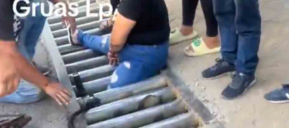 Rescatan a mujer que quedó atrapada en cuneta metálica en Lourdes