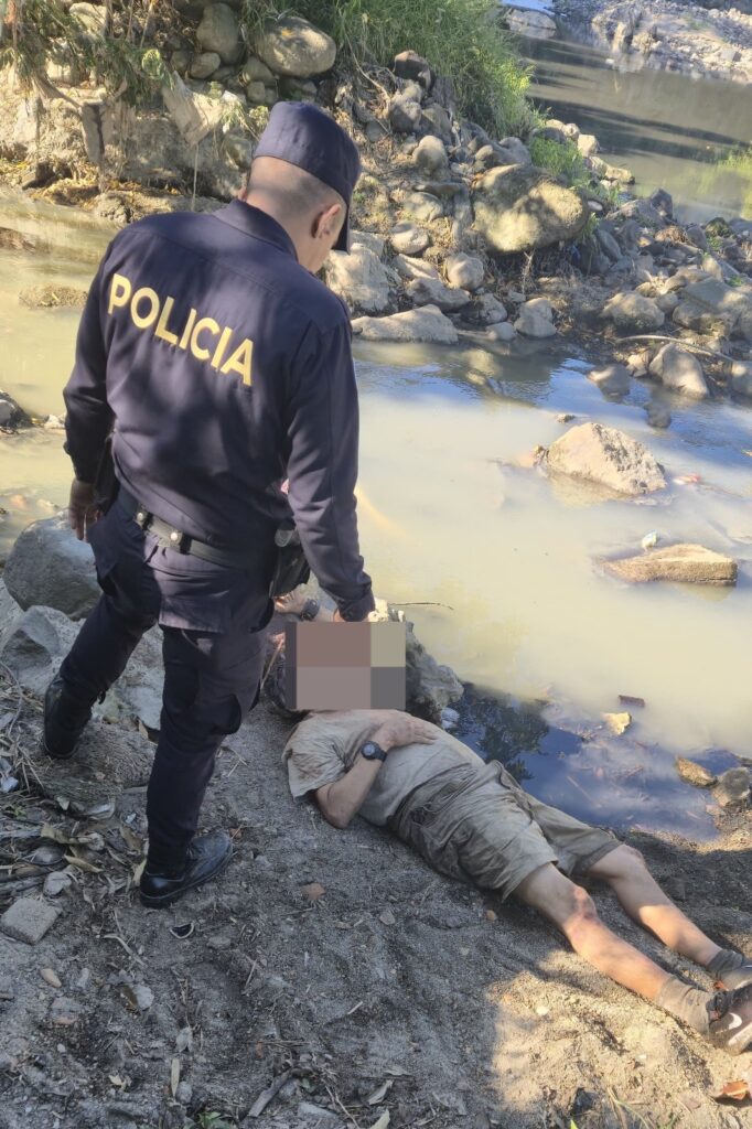 Rescatan con vida a hombre que cayó de un puente a 40 metros de profundidad