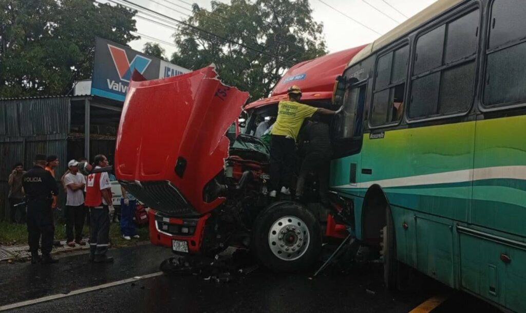 Choque entre rastra y bus en San Martín deja a unos de los conductores atrapado