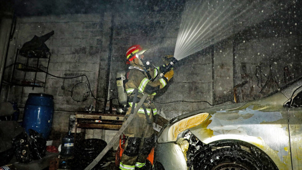 Se incendia taller automotriz en San Salvador