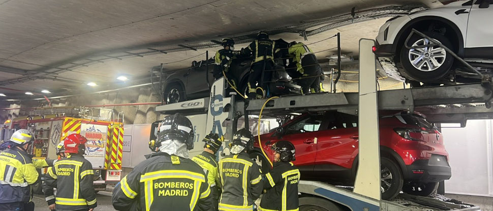 España: trailer cargado de vehículos queda atrapado en un túnel