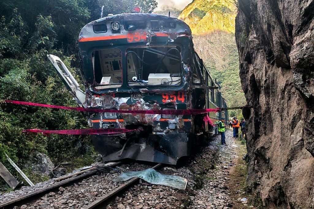 Choque de trenes deja al menos 40 turistas heridos y un muerto en Perú