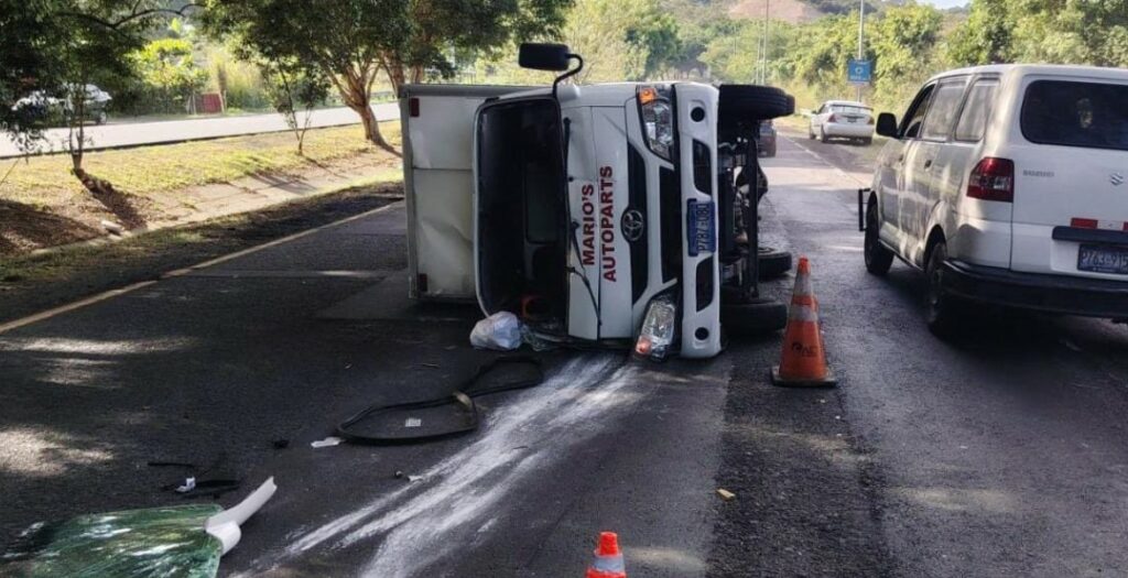 Excesiva velocidad provoca triple accidente de tránsito en Cuscatlán