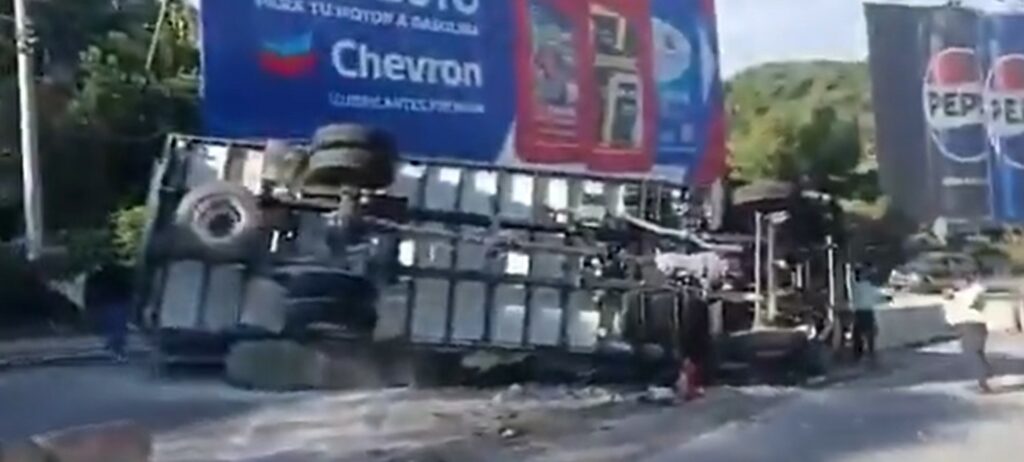 Reportan camión volcado en la curva del Papaturro