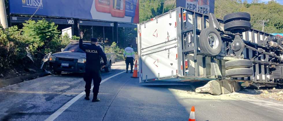 «Iba distraído»: conductor resulta lesionado tras volcar en curva del Papaturro