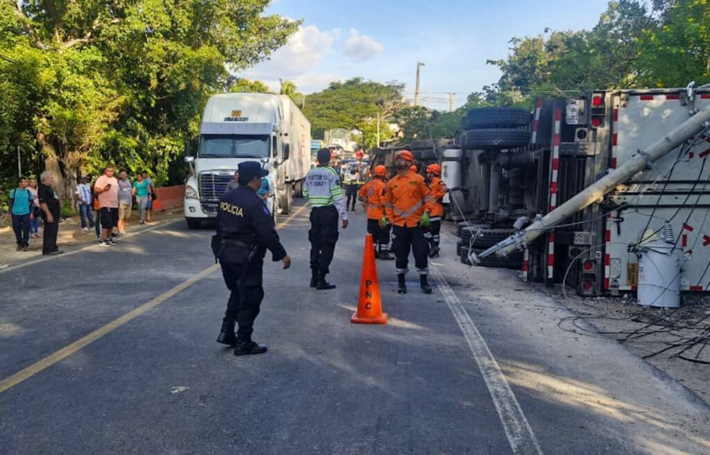 Rastra vuelca y destruye parte del tendido eléctrico en la Panamericana Oeste