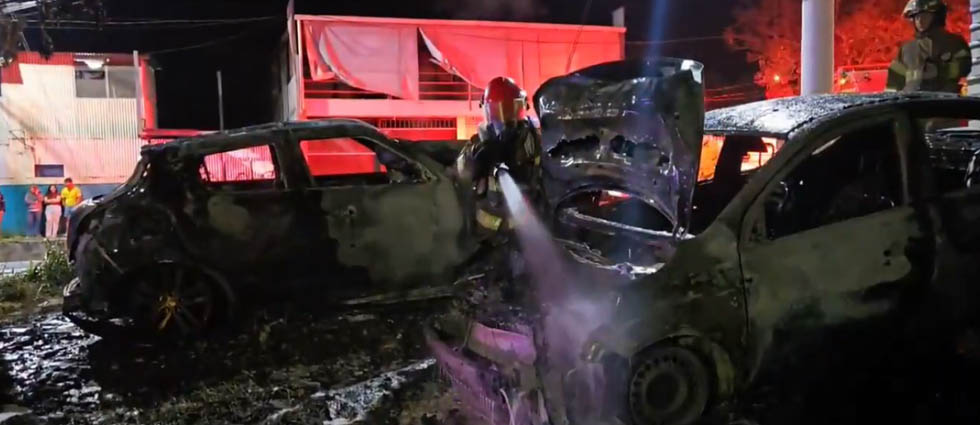 Vehículos quedan en cenizas tras incendiarse en Santa Tecla