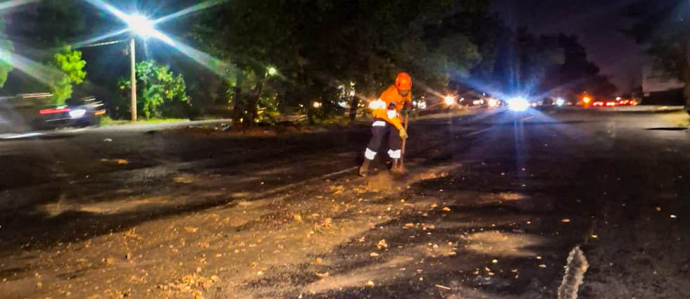 Realizan limpieza por derrame de aceite en la carretera de Oro para evitar tragedias