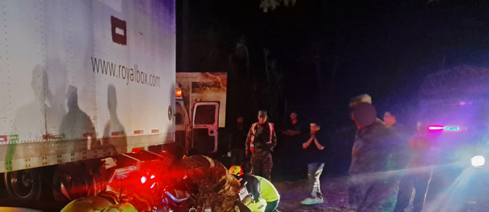 Dos motociclistas, una mujer y un hombre, acaban en el hospital tras chocar contra un tráiler en San Juan Opico
