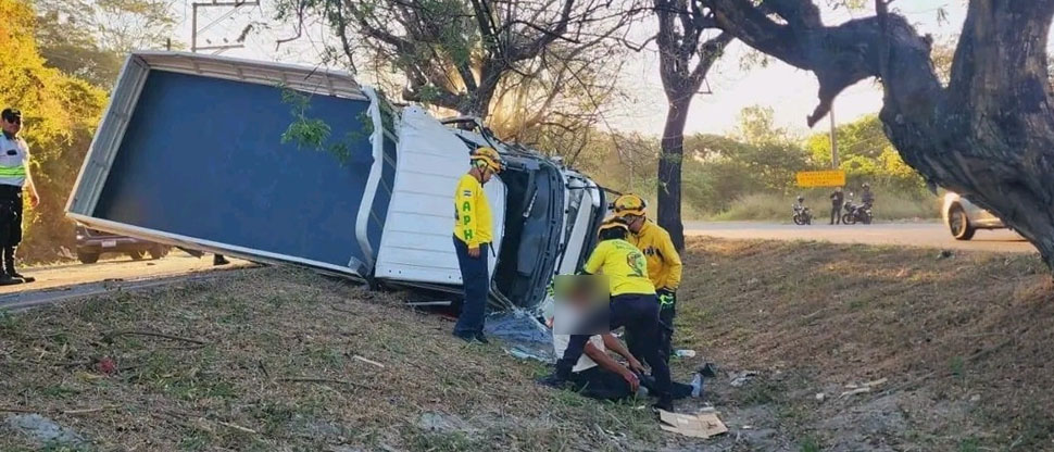 Auxilian a hombre que resultó lesionado tras volcar pick up en carretera a Santa Ana