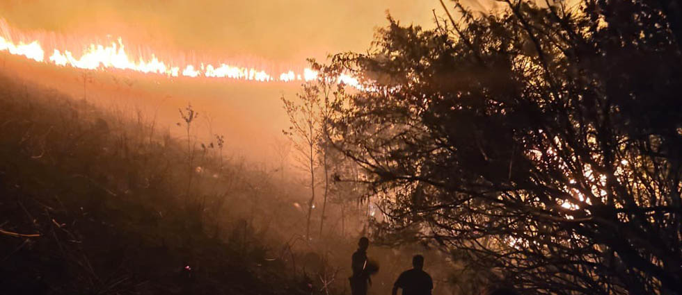 Militares y socorristas trabajan de la mano para extinguir incendio en Ahuachapán