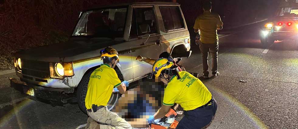 Arrollan a conductor mientras cambiaba la llanta de su automóvil en San Salvador