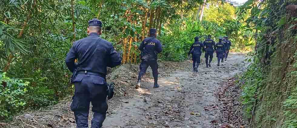 Policías patrullan zonas rurales para mantener la seguridad de la población
