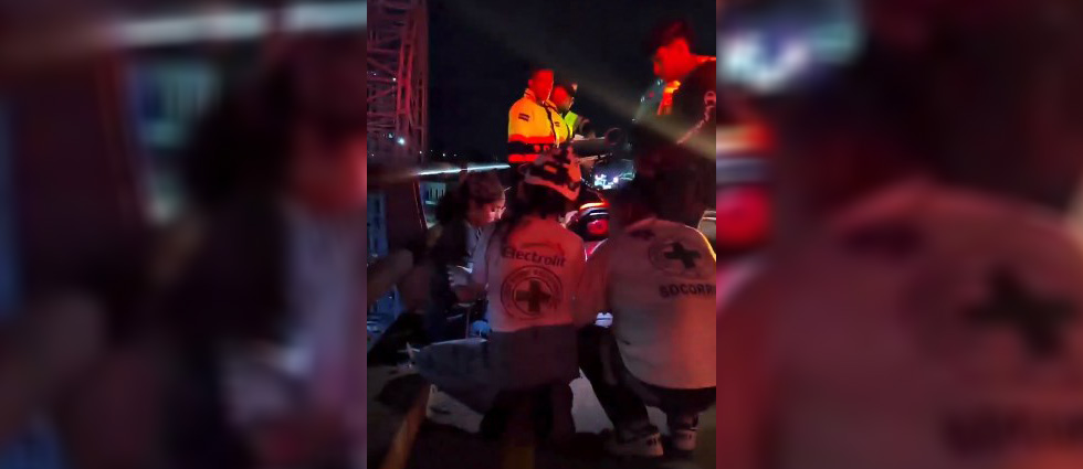 Motociclista resulta lesionada tras derrapar sobre el paso a desnivel del monumento Bienvenido a Casa
