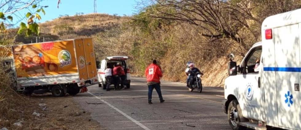 Dos hombres sin vida y tres más lesionados deja grave siniestro vial en Santa Ana