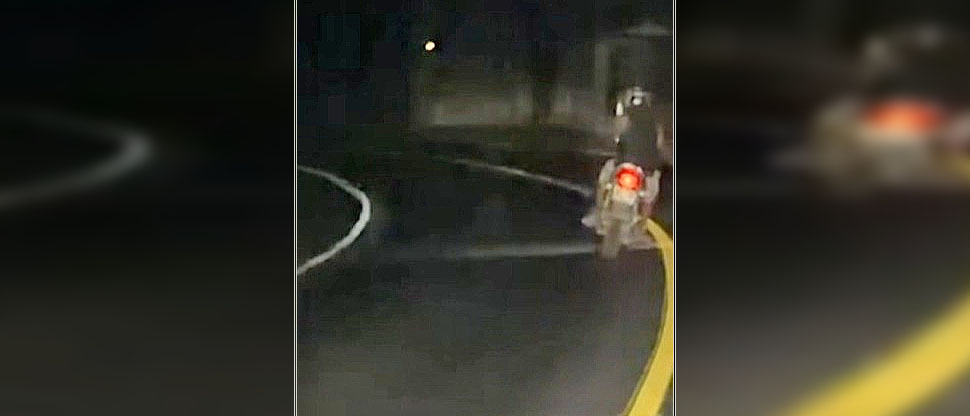 Conductor graba y denuncia a motociclista ebrio que casi se accidenta en Chalatenango