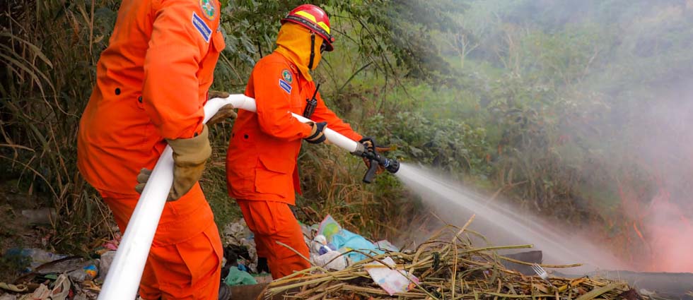 Reportan incendio en predio con abundante maleza seca y desechos en La Campanera