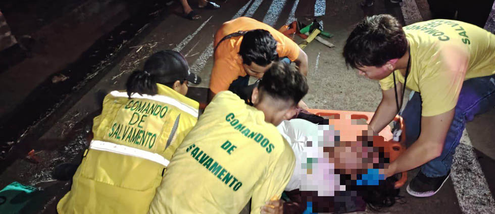 Conductora resulta lesionada tras ser embestida por un automovilista en Sonsonate