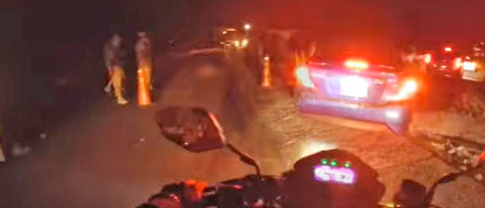Motociclista pierde la vida al chocar contra una rastra en carretera Litoral
