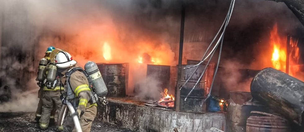 Sofocan voraz incendio en área de almacenamiento de una fábrica en San Miguel