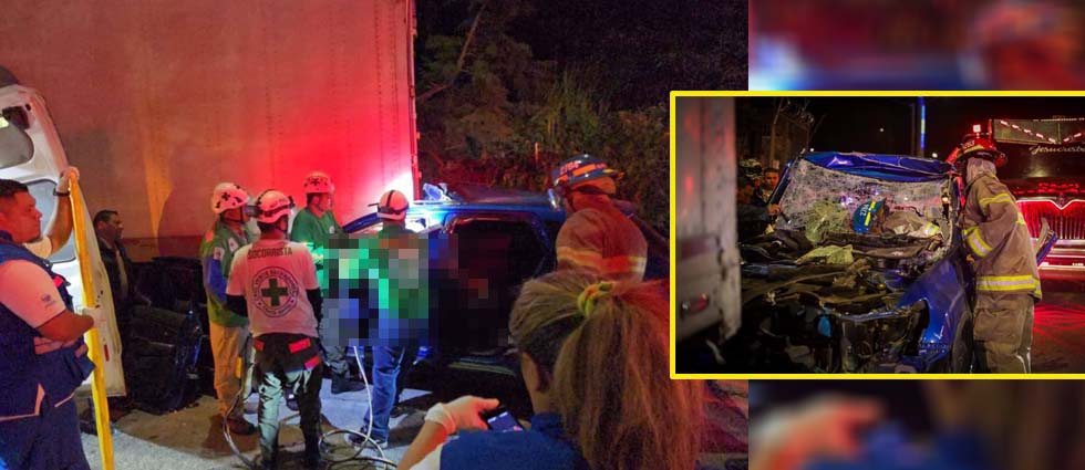 ¡Vivo de milagro! Rescatan a conductor tras chocar contra un tráiler en el bulevar Monseñor Romero