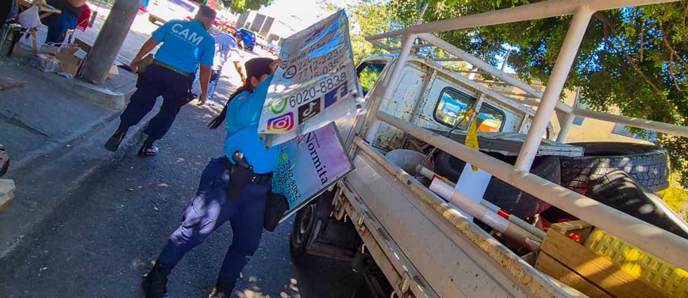 Retiran objetos que personas utilizan para apartar parqueo en la vía pública
