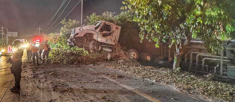 ¡Rastra vuelca en Apopa!