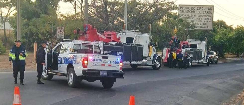 PNC reporta paso cerrado en ambos sentidos en zona del redondel El Ángel donde cisterna volcó