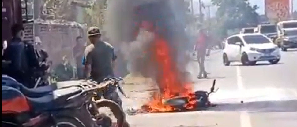 Motocicleta se incendia frente a un taller automotriz en La Libertad
